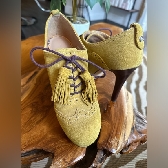 Tommy Hilfiger yellow tassel, saddle, shoes, heels, perfect condition size 7 1/2 - Picture 3 of 3